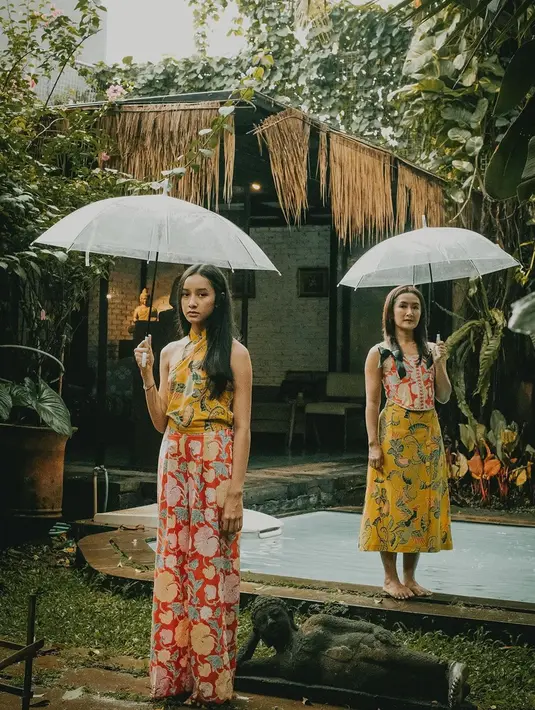 Widuri yang kini sudah beranjak remaja pun menjadi sorotan. Gadis berusia 13 tahun itu tumbuh semakin cantik dan tinggi. Dalam kolom komentar unggahan, banyak rekan artis yang memuji parasnya yang ayu khas perempuan Jawa. Ikuti jejak orangtua, Widuri juga terjun ke dunia tarik suara dan juga akting. (Liputan6.com/IG/@widimulia)