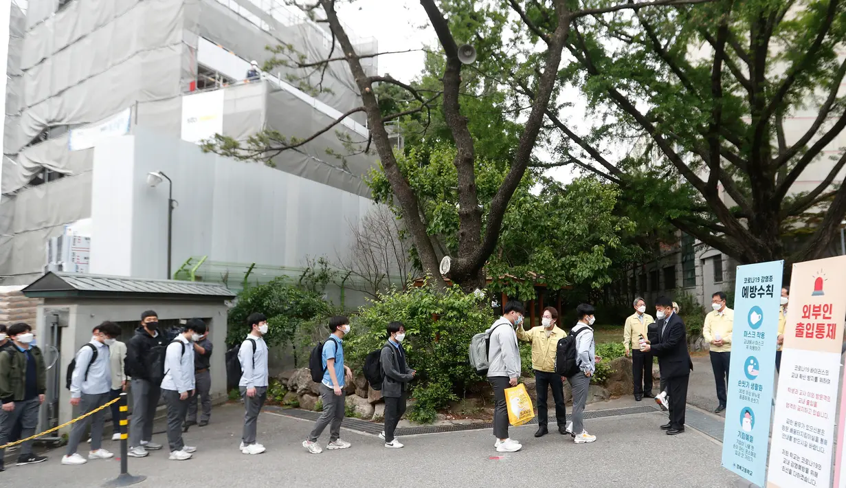 Siswa senior berbaris untuk memeriksa suhu tubuh mereka di Sekolah Tinggi Kyungbock di Seoul, Korea Selatan, Rabu, (20/5/2020). (AP Photo/Ahn Young-joon)