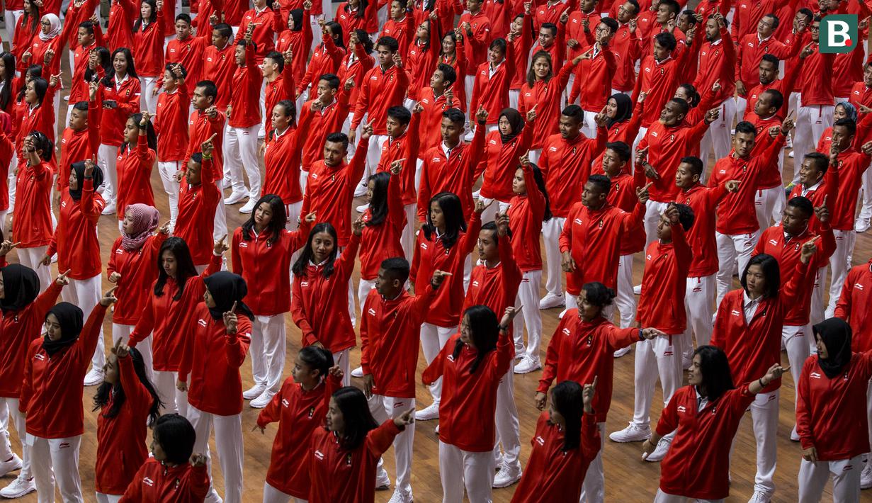 Para atlet joget bersama saat acara pengukuhan kontingen Indonesia di Istora Senayan, Jakarta, Minggu (5/8/2018). Pada Asian Games XVIII, Indonesia menurunkan 938 atlet. (Bola.com/Vitalis Yogi Trisna)