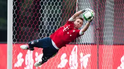 Kiper Bayern Munchen, Christian Fruechtl  berusaha menangkap bola saat mengikuti sesi latihan jelang bertanding melawan Arsenal pada laga International Champions Cup 2017 di Shanghai (18/7). (AFP Photo/Johannes Eisele)