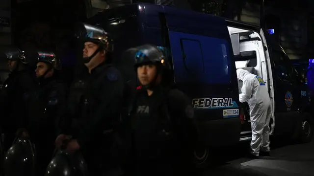 Polisi yang berjaga setelah Insiden terjadi.