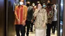 Puan tampil dengan pakaian didominasi warana cokelat keemasan, mengenakan blouse dengan motif batik yang dipadukan skirt polos. @puanmaharaniri