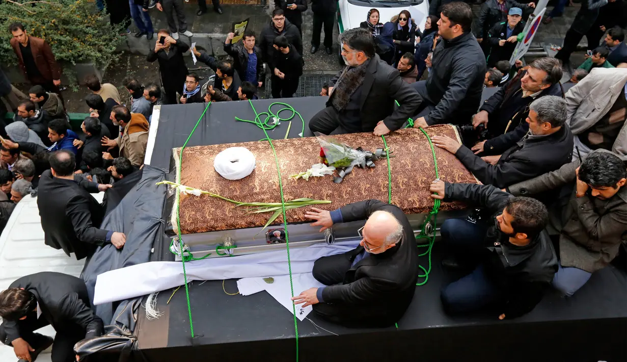 Peti mati yang membawa jenazah mantan Presiden Iran, Ali Akbar Hashemi Rafsanjani menuju tempat upacara pemakaman di Teheran, Iran (10/1). Mantan Presiden Iran tersebut meninggal dunia pada usia 82 tahun karena serangan jantung. (AFP/Atta Kenare)