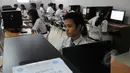 Sejumlah siswa SMKN Budi Utomo mengikuti Ujian Nasional (UN) berbasis komputer di Jakarta, Senin (13/4/2015). Hari ini hingga Rabu (15/4), sejumlah SMA/sederajat melaksanakan UN dengan lembar soal maupun berbasis komputer. (Liputan6.com/Herman Zakharia)