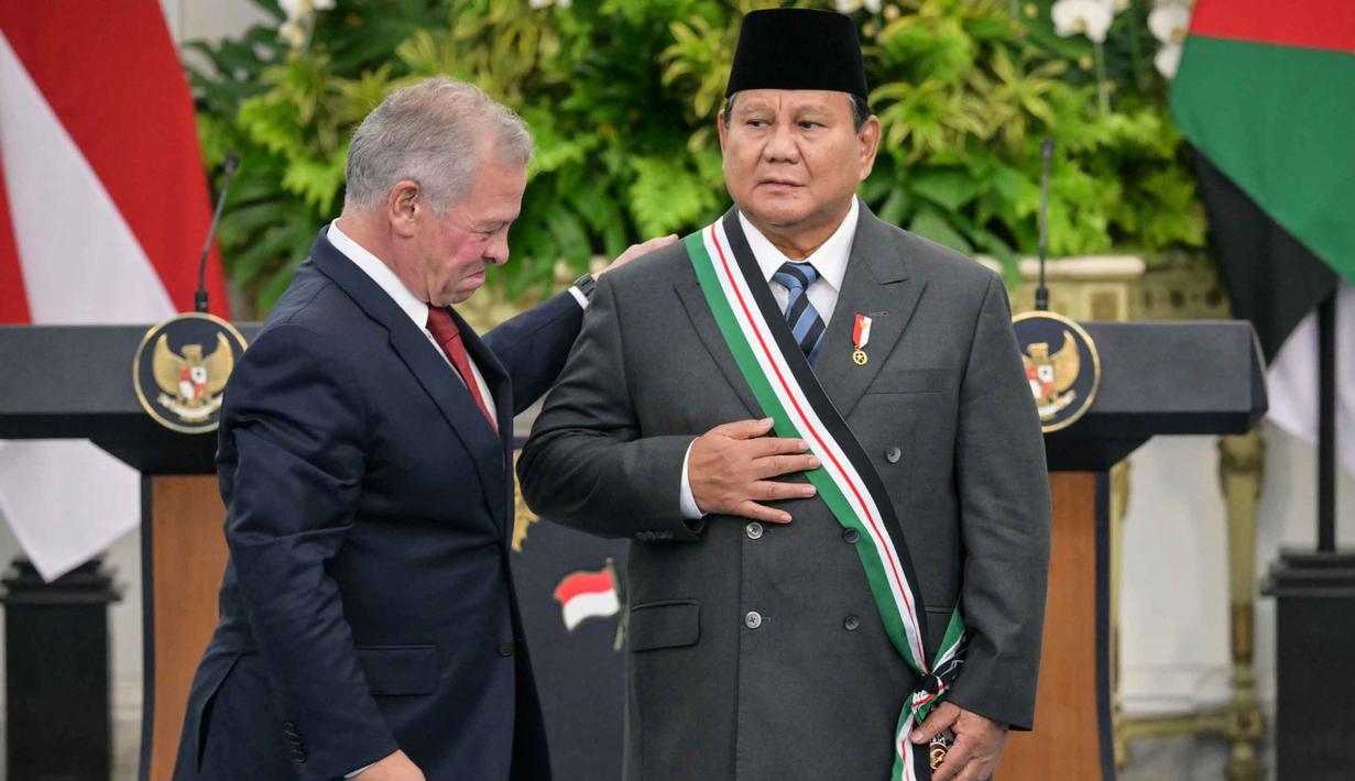 Ini adalah salah satu bintang atau tanda kehormatan tertinggi yang dapat dianugerahkan oleh Kerajaan Yordania. Tampak dalam foto, Presiden Republik Indonesia Prabowo Subianto (kanan) menerima penghargaan Bejeweled Grand Cordon of Al-Nahda (Ordo Kebangkitan Yordania) dari Raja Yordania Abdullah II di Istana Kepresidenan, Jakarta, Jumat 14 November 2025. (BAY ISMOYO/AFP)