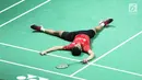 Ganda putra Indonesia, Ricky Karandasuwardi terkapar saat melawan He Jiting/Tan Qiang (China) pada 32 besar Indonesia Open 2018 di Istora GBK, Jakarta, Rabu (4/7). Ricky/Angga unggul 16-21, 21-17, 26-24. (Liputan6.com/Helmi Fithriansyah)