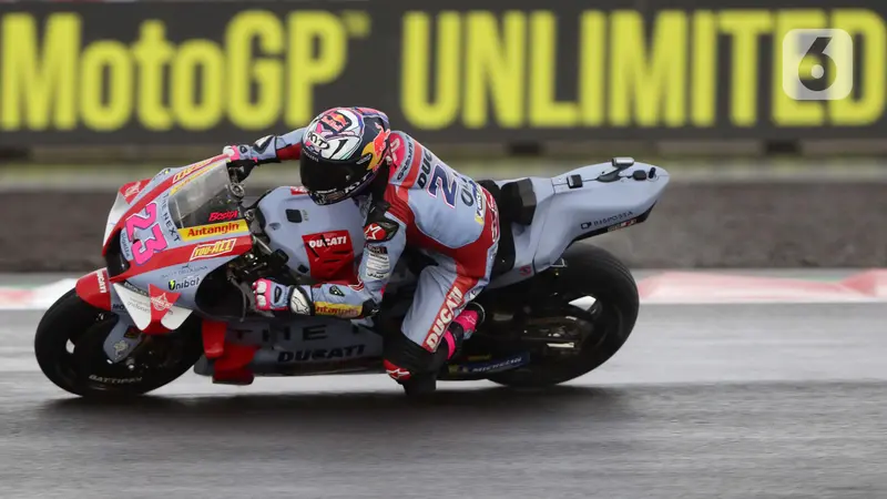FOTO: Aksi Pembalap MotoGP Libas Lintasan Basah Pertamina Mandalika International Street Sirkuit