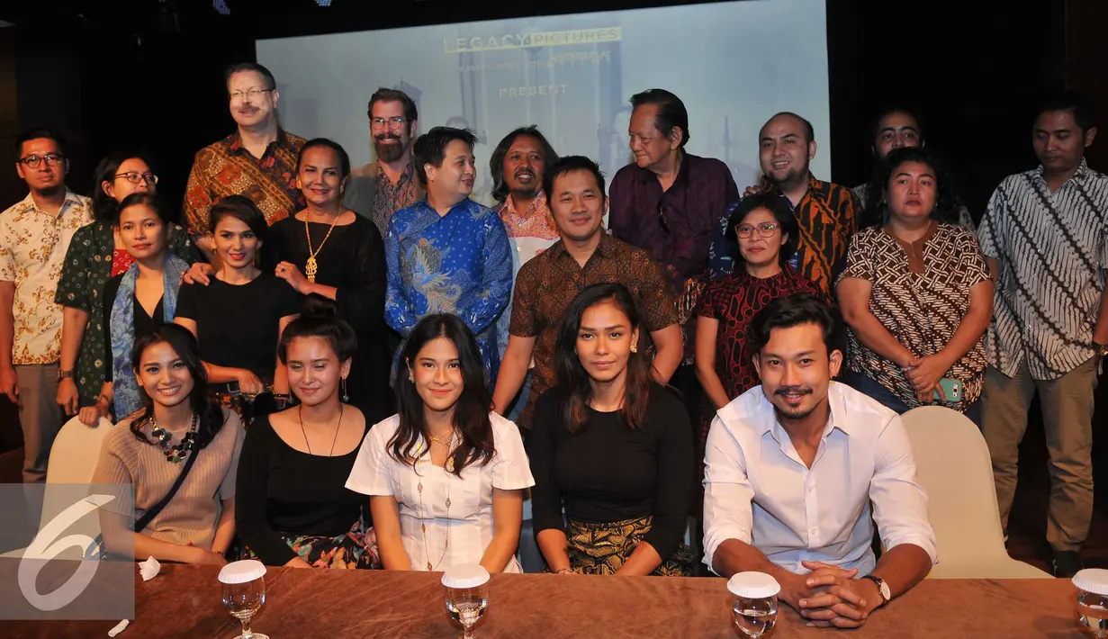 Para pemain beserta kru pembuatan film Kartini berfoto bersama dalam acara konpres film Kartini di bioskop XXI Jakarta Theater, Jakarta, Kamis (14/7). (Liputan6.com/Gempur M Surya)