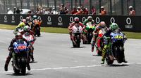 Para pebalap bersiap melakukan start pada balapan MotoGP Italia di Sirkuit Mugello, Minggu (4/6/2017). MotoGP Italia dimenangi oleh Andrea Dovizioso dengan catatan waktu 41 menit 32,126 detik. (AFP/Vicenzo Pinto)