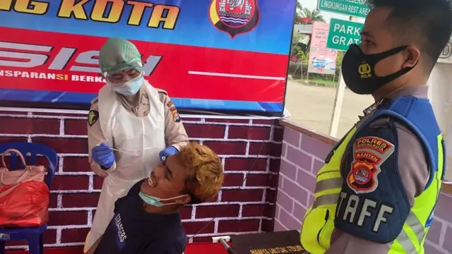 Pemudik Saat Di Test Swab Oleh Petugas Kesehatan Saat Arus Balik Idul Fitri 2021. (Dokumentasi Polres Seranng Kota).