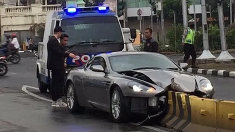 Aston Martin DB9 tabrak separator busway di kawasan Harmony. (Twitter @TMCPoldaMetro)