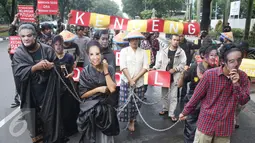 Massa yang tergabung dalam Koalisi untuk Kendeng Lestari menggelar aksi teatrikal di depan Kementerian BUMN, Jakarta, Senin (3/4). Mereka menuntut BUMN untuk tidak mengaktifkan pabrik semen di Rembang, Jawa Tengah tersebut. (Liputan6.com/Angga Yuniar)