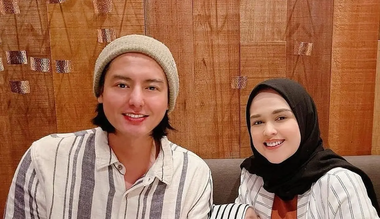 "Tanggal 16 suami aku mulai demam, aku telp orang infus, itu infus paracetamol sama vitamin. Tanggal 17 aku panggil orang pijit, pijit sama kop. Sudah better, tapi masih ada flu. Tanggal 18 sore aku kop lagi, aku pijit," kata Cut Meyriska. (Instagram/rogerojey)