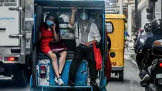 Warga mengenakan masker menaiki transportasi di Manila, Filipina (2/8/2020). Jumlah kasus terkonfirmasi COVID-19 di Filipina melonjak menjadi 103.185 setelah Departemen Kesehatan negara itu melaporkan total 5.032 kasus baru pada Minggu (2/8). (Xinhua/Rouelle Umali)