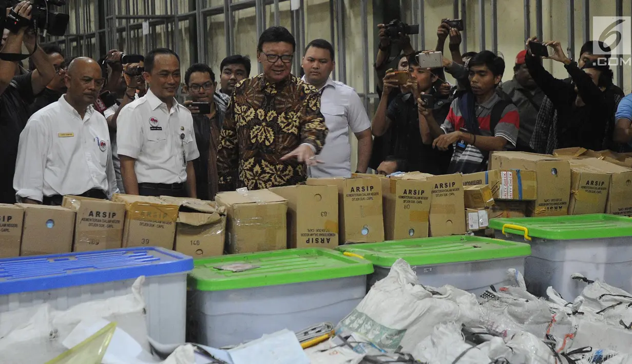 Mendagri Tjahjo Kumolo meninjau gudang penyimpanan barang inventarisasi Kemendagri di Jalan Raya Parung, Kemang, Kab Bogor (30/5). Tjahjo melihat kondisi gudang pasca-insiden tercecernya E-KTP di jalan raya Selabenda Bogor. (Merdeka.com/Arie Basuki)