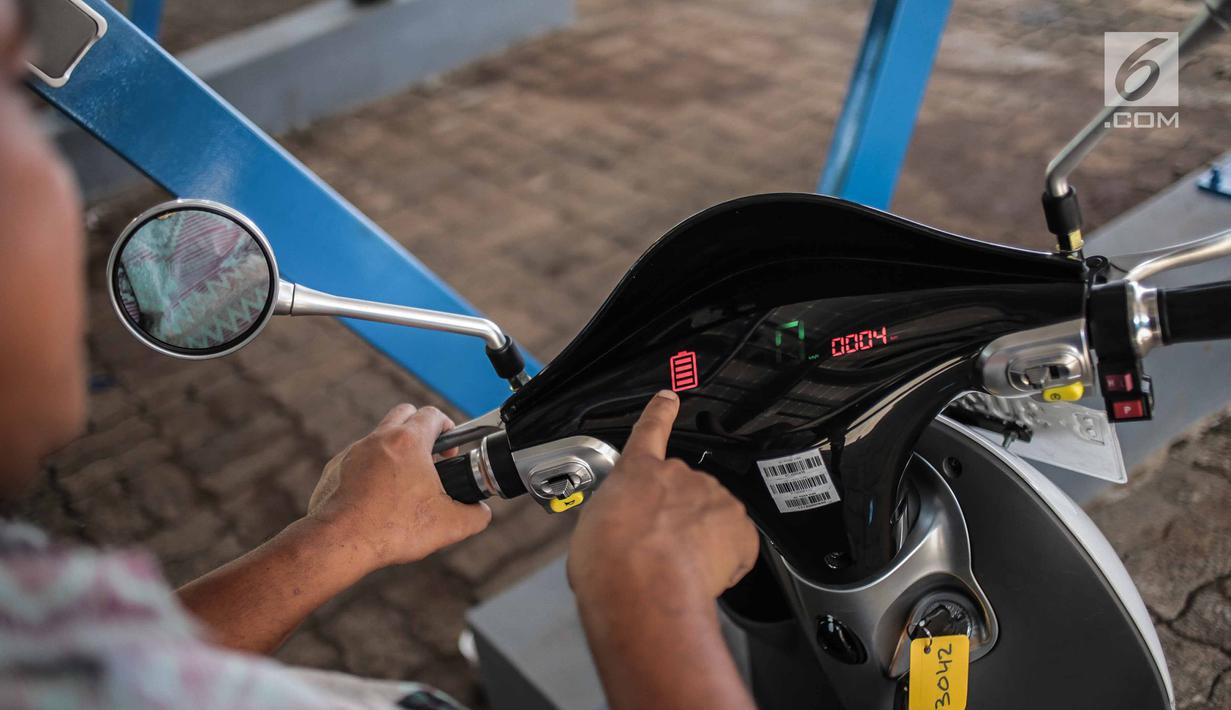 Petugas menunjukan indikator baterai motor listrik di Taman Marga Satwa Ragunan, Jakarta, Kamis (13/12). Pemprov DKI menerima hibahan 50 motor listrik Viar Q1, 2 stasiun listrik tenaga surya, dan 3 stasiun pengisian listrik. (Liputan6.com/Faizal Fanani)