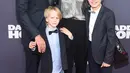 Mattias (9 tahun) dan Axel (5 tahun) berpose di karpet merah bersama kedua orangtuanya. Kedua bocah ini tampil rapi dengan mengenakan jas serta dasi kupu-kupu. Kakak tertua, Magnus (11 tahun) tidak ikut hadir. (AFP/Bintang.com)