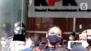 Menteri Agama (Menag) Yaqut Cholil Qoumas memberi keterangan jelang meninggalkan Gedung KPK, Jakarta, Rabu (3/3/2021). Menag Yaqut Cholil Qoumas datang untuk membahas program dan berkoodinasi terkait pencegahan korupsi di lingkungan Kementerian Agama (Kemenag). (Liputan6.com/Helmi Fithriansyah)