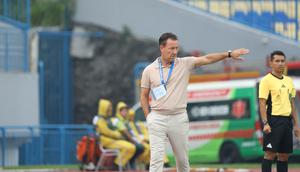 Pelatih PSIM Yogyakarta, Jean-Paul van Gastel, saat memimpin timnya menghadapi Persik Kediri pada laga pekan ke-21 BRI Super League 2025/2026 di Stadion Gelora Joko Samudro, Gresik, Jawa Timur, Jumat (13/2/2026) sore WIB. Sayangnya, PSIM harus puas bermain imbang 2-2 kontra Persik. (dok. PSIM Yogyakarta)