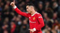 Cristiano Ronaldo langsung menjadi andalan Manchester United sejak kembali ke Old Trafford pada musim panas 2021 lalu. CR7 telah mencetak 18 gol dan tiga assist dalam 22 penampilannya bersama MU. Ia sangat layak untuk dipertahankan oleh Erik Ten Hag pada musim depan. (AFP/Paul Ellis)