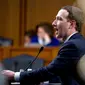 CEO Facebook Mark Zuckerberg memberikan kesaksian di hadapan Kongres dan Senat Amerika Serikat di Capitol Hill, Washington, Senin (10/4). Zuckerberg saat sidang mengakui lalai menjaga keamanan di paltform tersebut. (AP /Andrew Harnik)