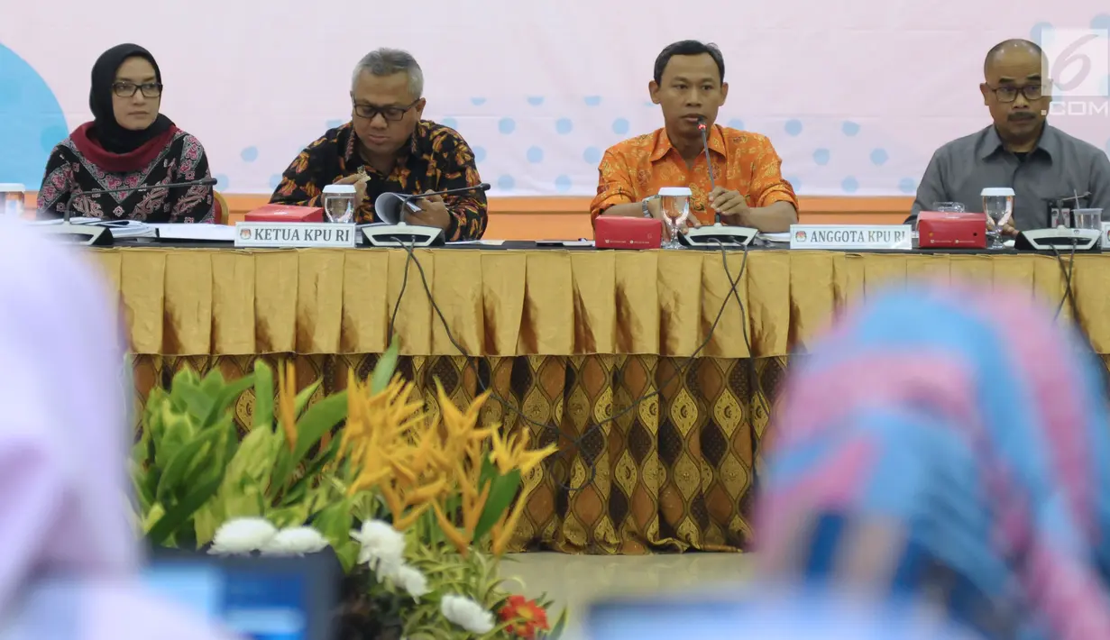 Komisioner KPU, Pranomo Ubaid Tanthowi (ketiga kiri) menyampaikan Uji Publik Rancangan Peraturan KPU terkait Pemilu 2019 di Jakarta, Senin (19/3). Uji Publik diikuti perwakilan dari partai poltik peserta Pemilu 2019. (Liputan6.com/Helmi Fithriansyah)
