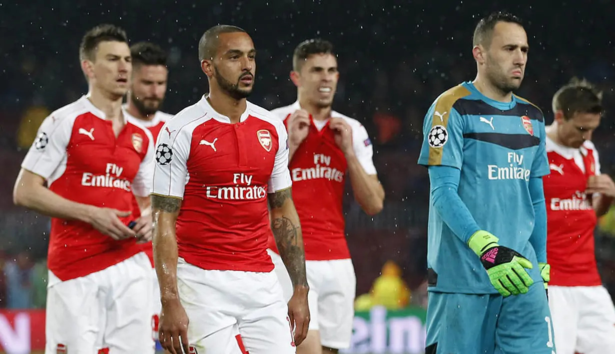 Ekspresi kekecewaan pemain Arsenal usai takluk dari Barcelona pada laga leg kedua babak 16 besar Liga Champions di Stadion Camp Nou, Barcelona, Kamis (16/3/2016) dini hari WIB. (Action Images via Reuters/Carl Recine)