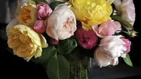 Anda dapat menempatkan bunga sebagai hiasan di ruang tamu saat lebaran