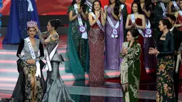 Agnes Aditya Rahajeng pun berhak mengenakan Mahkota Borobudur Merah. Tampak dalam foto, Agnes Aditya Rahajeng (kiri) asal Banten saat menerima mahkota Puteri Indonesia saat Grand Final Pemilihan Puteri Indonesia 2026 di Jakarta Internasional Convention Center, Jakarta, Jumat (24/4/2026). (Kapanlagi.com/Budy Santoso)