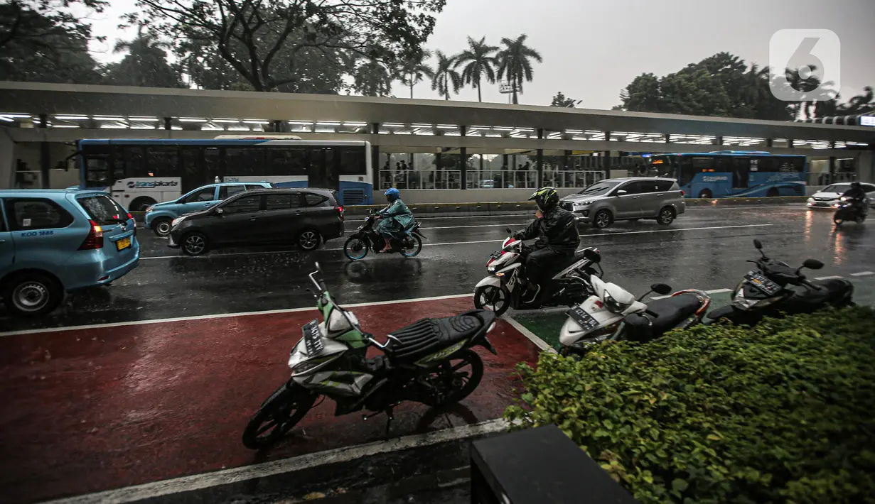 Sejumlah pengendara menerjang hujan deras di kawasan Jalan Sudirman, Jakarta, Jumat (9/12/2022). Penjabat Gubernur DKI Jakarta Heru Budi Hartono menyebut pihaknya akan mengkaji penerapan bekerja dari rumah atau work from home (WFH), hal ini berkaitan dengan arahan dari Presiden Joko Widodo atau Jokowi tentang potensi cuaca ekstrem pada penghujung 2022. (Liputan6.com/Faizal Fanani)