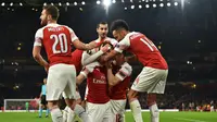 Selebrasi gol para pemain Arsenal usai Shkodran Mustafi mencetak gol pada leg 2, babak 16 besar Liga Europa yang berlangsung di stadion Emirates, London, Jumat (22/2). Arsenal menang 3-0 atas Bate Borisov. (AFP/Glyn Kirk)
