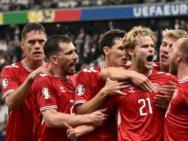 Pemain Denmark, Morten Hjulmand melakukan selebrasi bersama rekan-rekannya setelah mencetak gol penyeimbang 1-1 ke gawang Inggris pada laga Grup C Euro 2024 di Frankfurt Arena, Frankfurt, Jerman, Jumat (21/06/2024) WIB. (AFP/Angelos Tzortzinis)