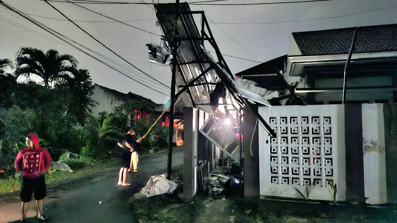 Atap warung bakso milik Yudi, warga Kelurahan Gunung Terang, Kecamatan Langkapura, Bandar Lampung diterjang angin puting beliung. Foto: (Liputan6.com/Ardi).