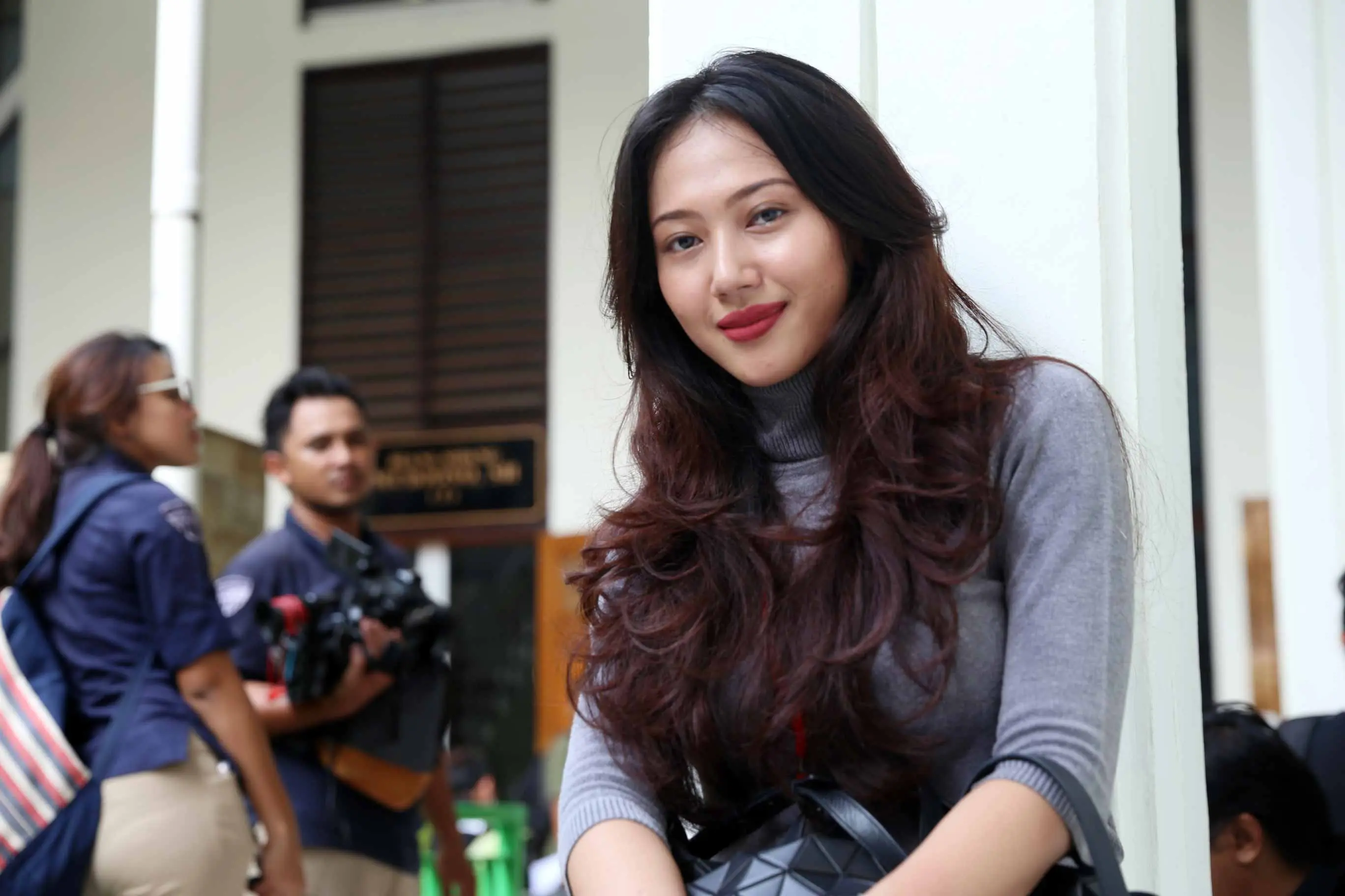 Putri sulung Aa Gatot dan Dewi Aminah, Suci Patia selalu hadir di Pengadilan Negeri Jakarta Selatan. Sebagai anak, kedatangannya sebagai bentuk memberi dukungan pada ayahnya yang sedang menghadapi banyak kasus. (Nurwahyunan/Bintang.com)