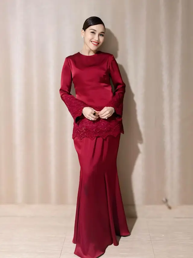 8 Potret Koleksi Baju Kurung Ayu Ting Ting yang Elegan dari Lebaran, Kondangan, hingga Tunangan
