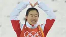 Gaya atlet dari China Kong Fanyu saat merayakan kemenangan meraihi medali perunggu selama Olimpiade Musim Dingin Pyeongchang 2018 di Phoenix Park di Pyeongchang (16/2). AFP Photo/Loic Venance)