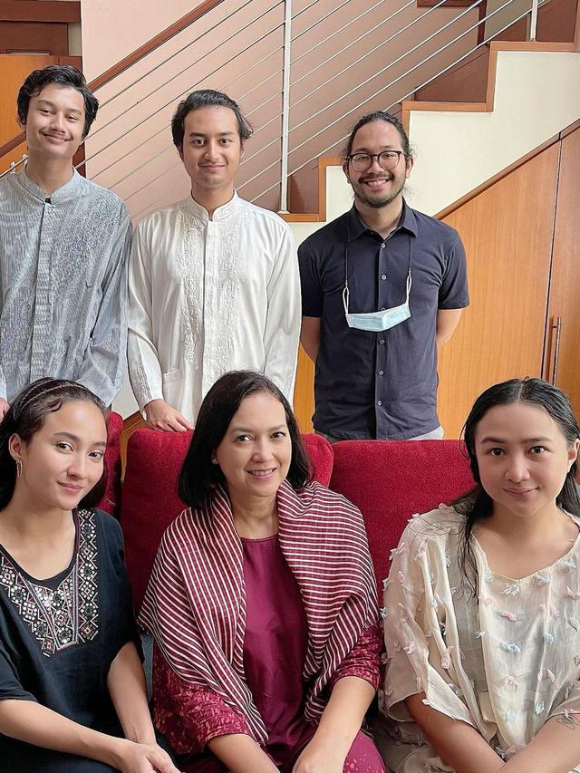 7 Potret Ira Wibowo Bareng Anak Kandung dan Tiri Ini Selalu Kompak