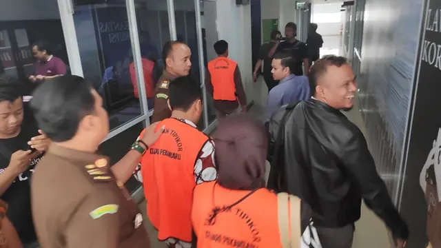 Tiga tersangka korupsi kredit di PT Permodalan Ekonomi Rakyat digiring penyidik Kejari Pekanbaru ke mobil tahanan.
