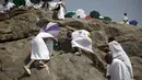 Ribuan jamaah haji berkumpul di Jabal Rahmah saat perayaan Idul Adha, Arab Saudi, Rabu (23/9/2015). Arab Saudi menetapkan tanggal 23 September 2015 sebagai Hari Raya Idul Adha. (REUTERS/Ahmad Masood)