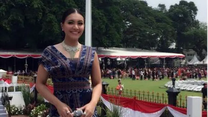 Denada Tampil Cantik dengan Tenun di Hari Kemerdekaan