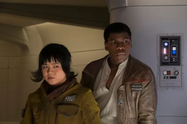 Kelly Marie sebagai Rose Tico dan John Boyega sebagai Finn dalam Star Wars: The Last Jedi. (Disney/LucasFilm)