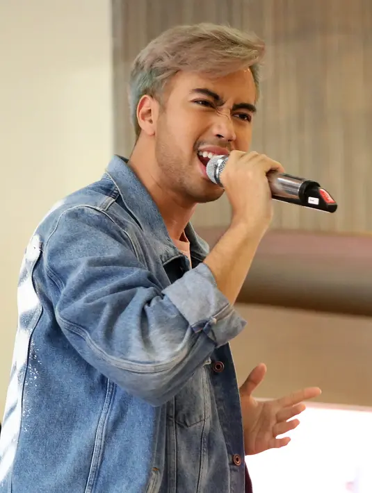 "Awalnya mengira 5-10 ribu sudah banyak. Tapi akhirnya terjual 250 ribu, itu jauh dari ekspektasi saya. Terus semangat berkarya di industri musik. Ini pertama kali. Dulu belum pernah," tutur Vidi Aldiano. (Bambang E. Ros/Bintang.com)