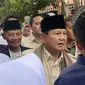 Calon presiden nomor urut 2, Prabowo Subianto, mendapat banyak petuah dari beberapa kiai saat berkunjung ke Pondok Pesantren di Tasikmalaya, Jawa Barat, Sabtu (2/12/2023). (Liputan6.com/Ady Anugrahadi)