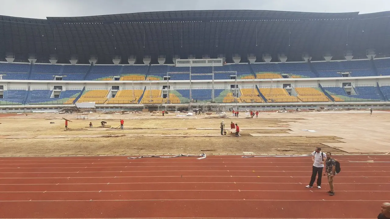 Rumput Stadion GBLA rusak