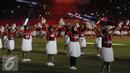 Penari wanita Papua menampilkan tarian khas saat pembukaan Torabika Soccer Championship presented by IM3 Ooredoo di Stadion Mandala Jayapura, Papua, Jumat (29/4/2016). Laga perdanamempertemukan Persipura vs Persija. (Liputan6.com/Helmi Fithriansyah)