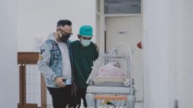 Momen melahirkan anak keempat Mona Ratuliu. (Sumber: Instagram/bukaan.moment)