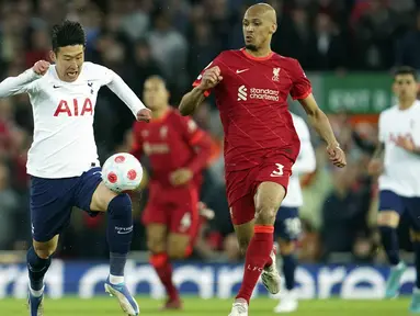 Pemain Tottenham Hotspur Son Heung-min (kiri) menggiring bola melewati pemain Liverpool Fabinho pada pertandingan sepak bola Liga Inggris di Stadion Anfield, Liverpool, Inggris, 7 Mei 2022. Pertandingan berakhir imbang 1-1. (AP Photo/Jon Super)