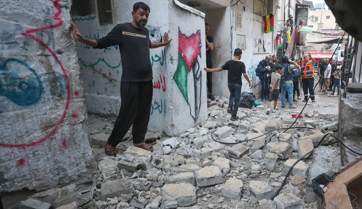 Puluhan warga Palestina menderita luka parah akibat peluru tajam akibat serangan militer Israel tersebut. (AFP/Zain Jaafar)