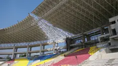 Atap tribune barat Stadion Manahan yang hampir selesai terpasang. (Bola.com/Vincentius Atmaja)