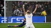 Striker Real Madrid Karim Benzema berselebrasi setelah mencetak gol ke gawang Paris Saint-Germain (PSG) pada leg kedua baba 16 besar Liga Champions di Santiago Bernabeu, Madrid, Kamis (10/3/2022) dini hari WIB. (GABRIEL BOUYS / AFP)